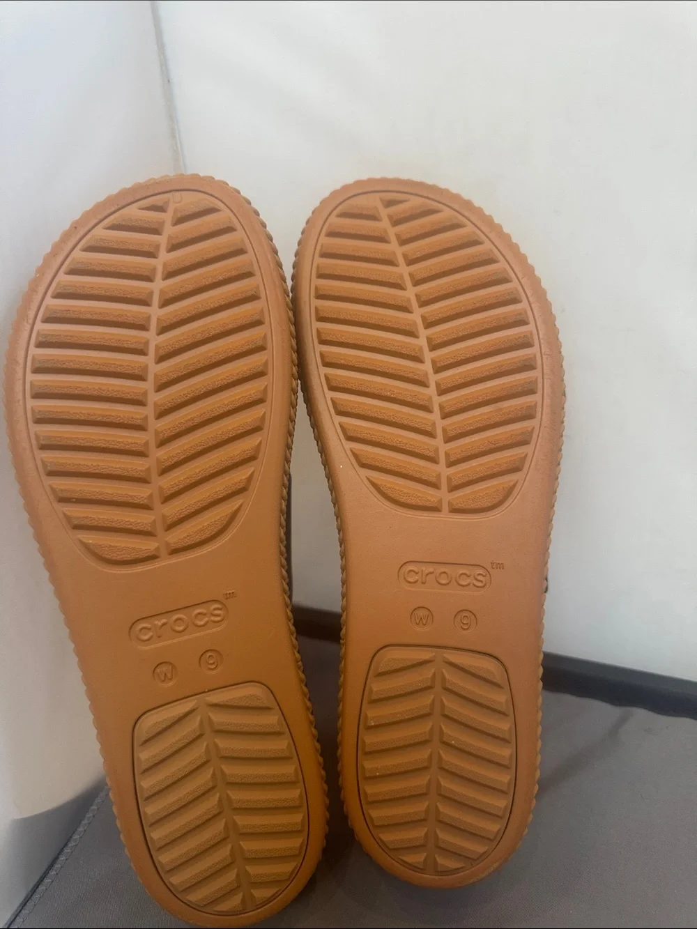 Crocs women’s Two-Strap Platform Slide — Black and Tan size 9